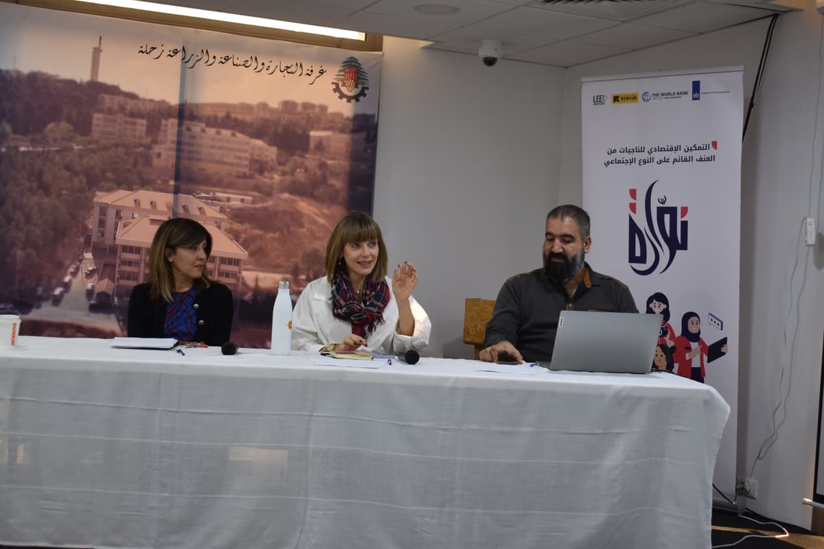 مشاركات برنامج نوّارة يحتفلن بلافتات التمكين